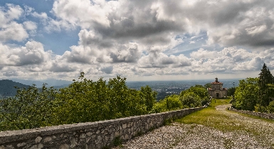 Viale delle Cappelle e Casa Museo Pogliaghi