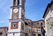 Piazza Paolo VI con la statua di Floriano Bodini