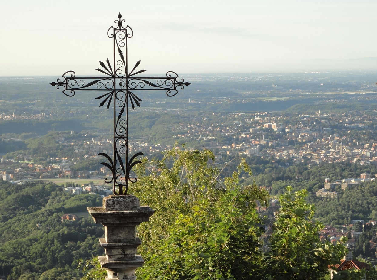 Mons. Mario Delpini in preghiera presso il Sacro Monte di Varese